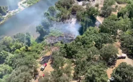 Uno de los grandes peligros es que, al instalar estos campamentos, las personas sin hogar que los habitan viven en el mismo combustible que alimenta un incendio forestal, con pastos secos y un clima propicio para su formación.