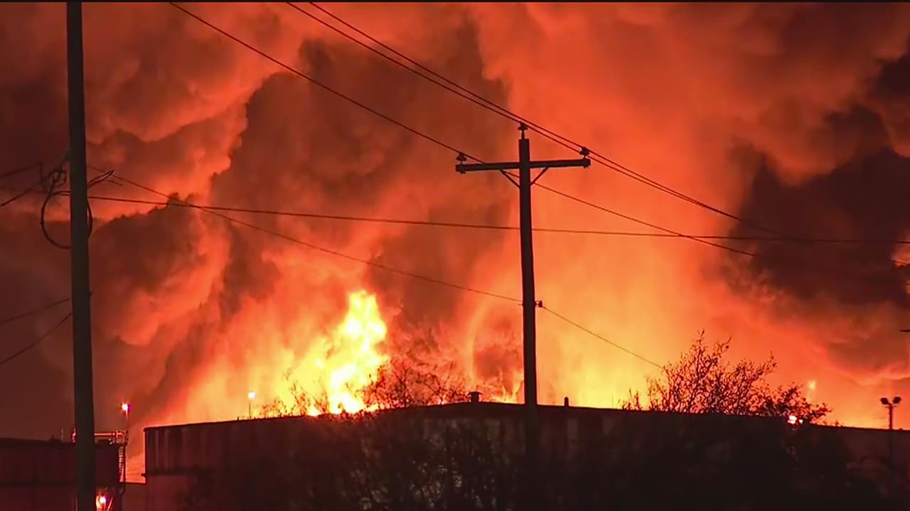 El descomunal incendio empezó el domingo por la mañana en un tanque que contiene nafta, un componente de la gasolina, y pese a los esfuerzos de equipos de emergencias locales y de la empresa Intercontinental Terminals, dueña de la planta, se ha extendido a otros ocho contenedores.