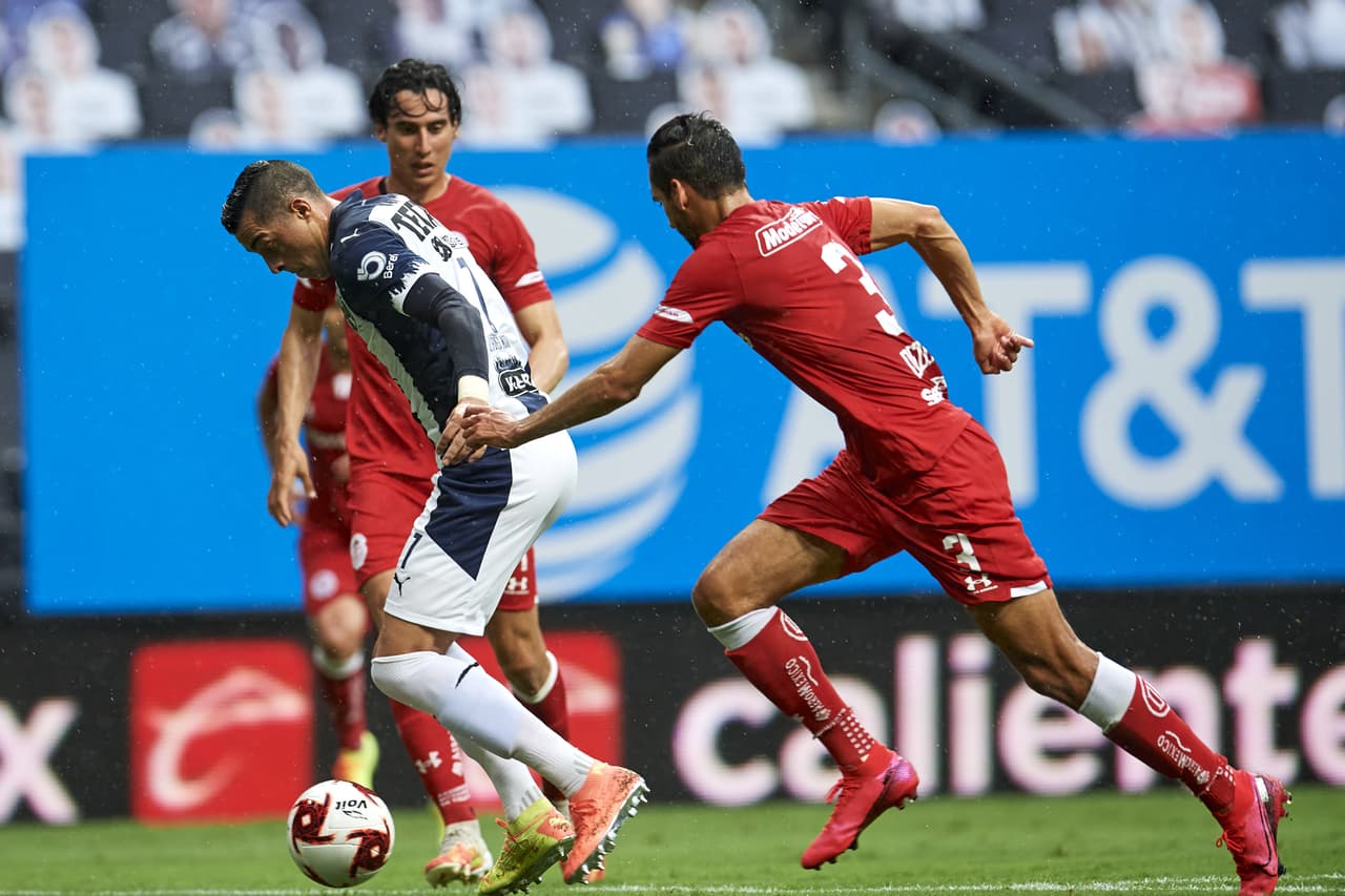 Con el presing de Toluca se comienzan a abrir huecos en la defensa de los Diablos y Rayados se acerca cada vez más al 3-1.