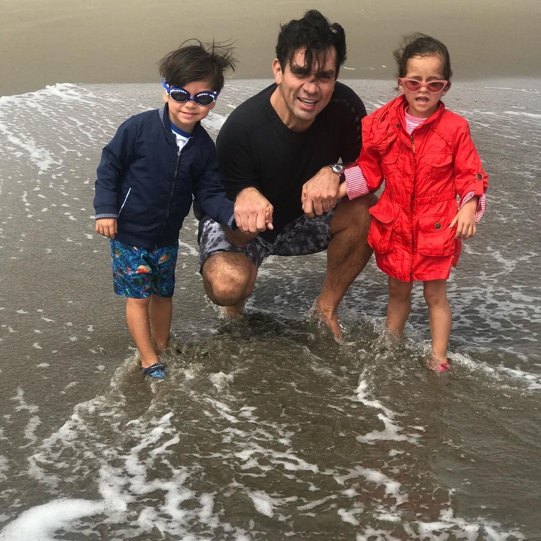 Los mellizos León y Máxima, de 5 años, son fruto de su matrimonio. Salinas también es padre de los gemelos Santiago y Jorge Emilio, de 16 años, hijos que tuvo con Fátima Boggio.