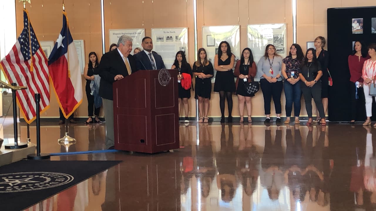 Funcionarios, activistas, y el público conmemoraron el inicio del Mes de la Herencia Hispana en una celebración en el ayuntamiento de la ciudad de Dallas.
<br>