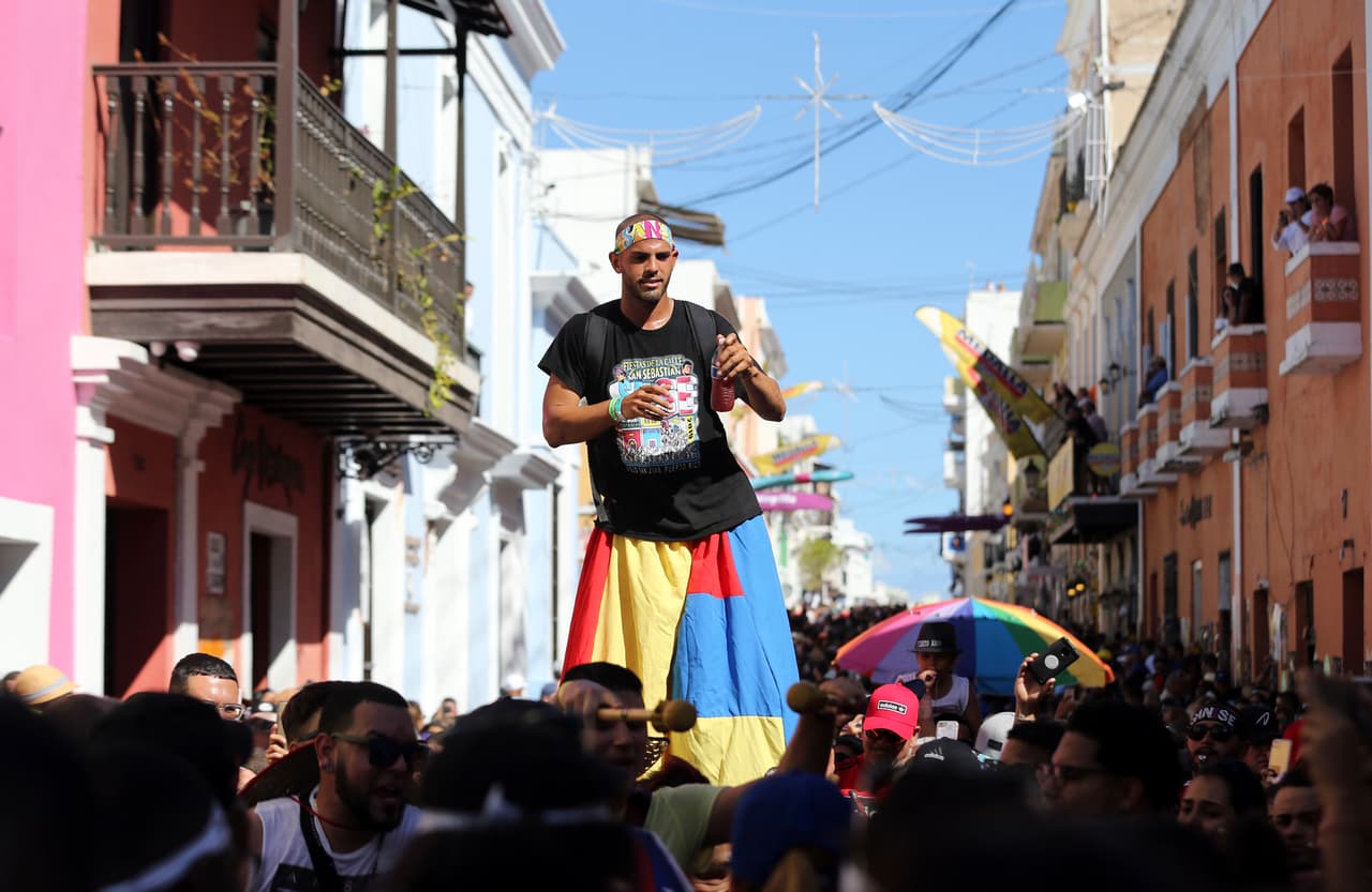 Se informó que el jueves y el viernes, la transportación comenzará a las 3:00 de la tarde, el cierre de tarimas será a las 11:00 de la noche, el cierre de negocios será a la medianoche y la transportación terminará a las 1:00 de la madrugada.