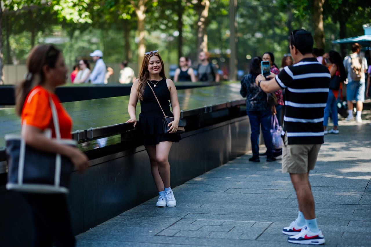 Ese martes, 11 de septiembre, 
<b>2,996 personas murieron en la llamada Zona Cero</b>, que visitan miles de personas hoy día en Nueva York.