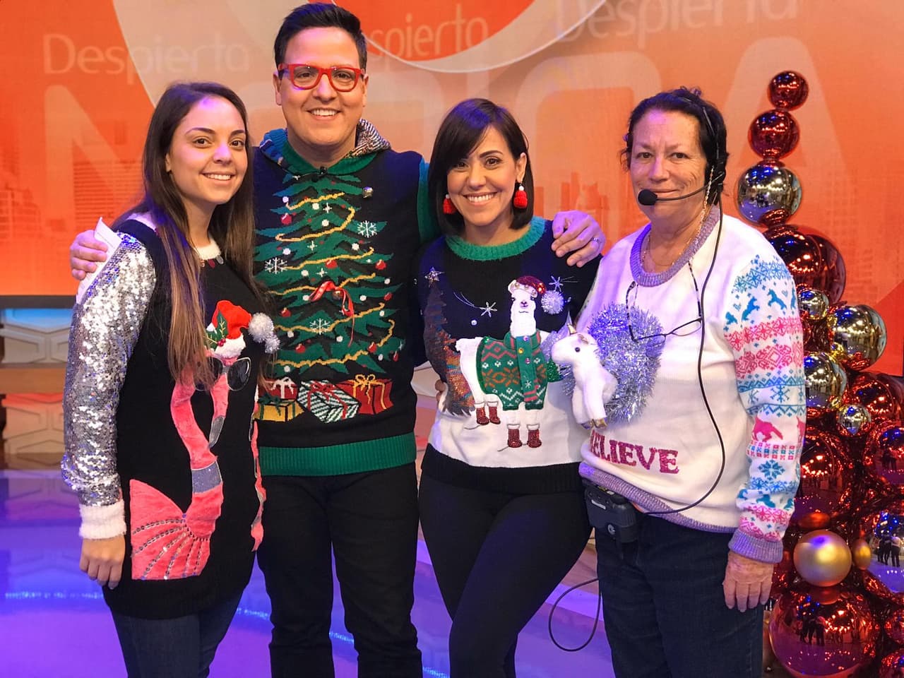 La producción del programa no se quedó atrás y posaron con prendas excéntricas junto a los presentadores del show.