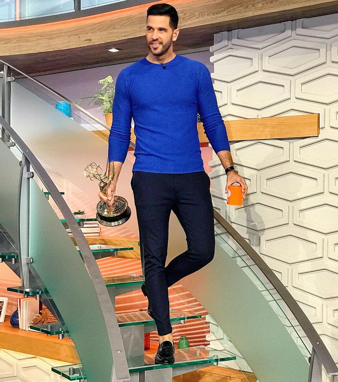 Al pie de la foto anterior señaló lo que para él significa ser elegante: "La elegancia es saber decir gracias, con permiso, por favor, disculpa. Porque podemos vestir bien, pero si no tenemos educación nuestra ropa solamente es un disfraz".