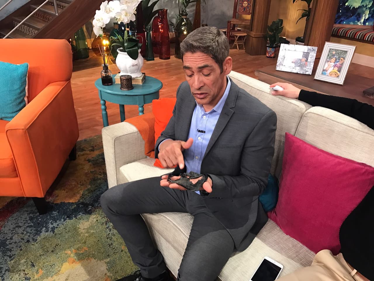 Johnny nos mostró todas las impurezas que quedaron en la textura de silicona luega del tratamiento.