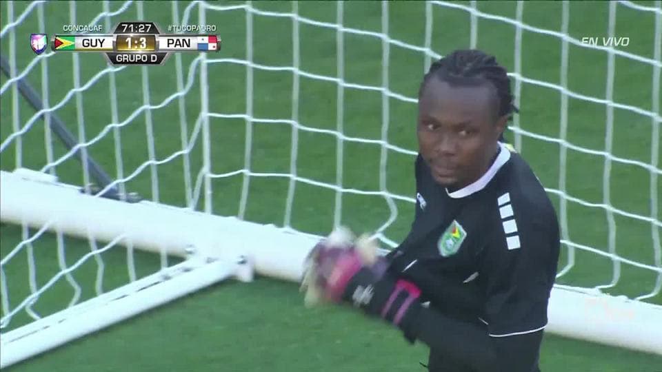 Jordan Dover despeja el balón y aleja el peligro