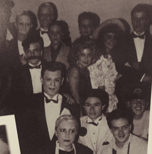 Su primera obra de teatro fue 'The Murder Game', donde interpretaba a un policía.