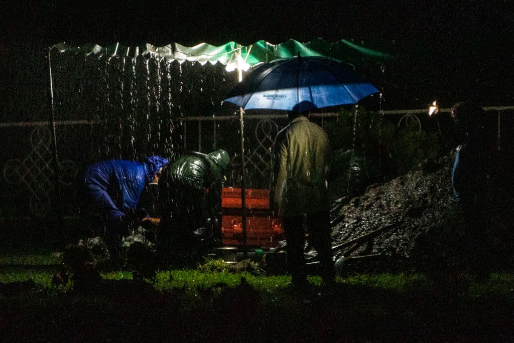 Sepultadores realizan un "entierro exprés" en medio de la noche en un cementerio de Managua.