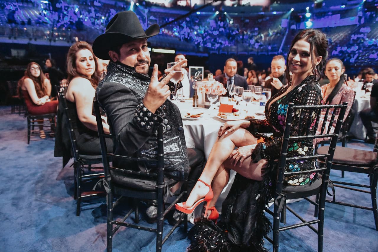 Un escenario completamente lleno, para disfrutar de los mejores artistas latinos.