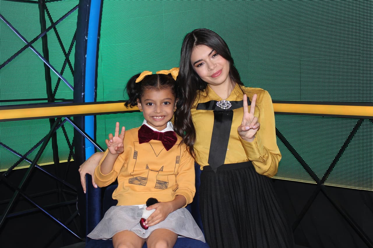 Abril cantó junto a Irlanda Valenzuela y tenemos que decir que su performance nos fascinó.