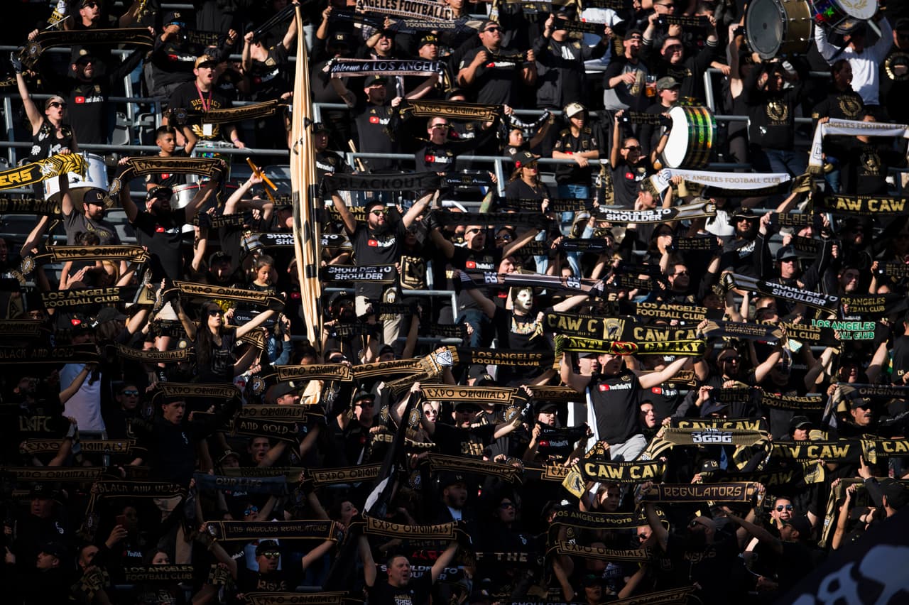 Los fanáticos de LAFC acompañaron a su equipo al igual que la semana anterior cuando vencieron 2-1 a Sporting Kansas City.