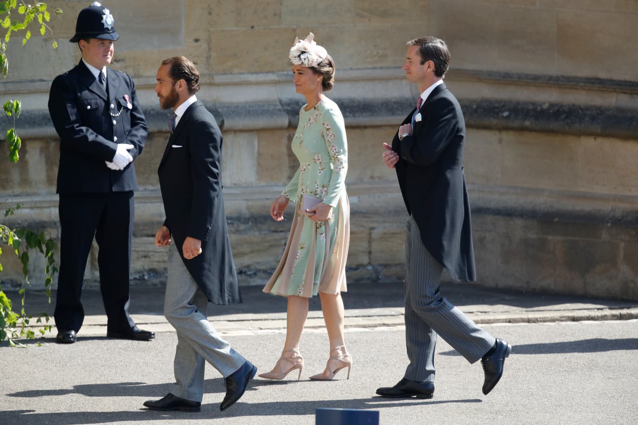 Pippa Middleton, hermana de la duquesa de Cambridge, robó miradas al llegar luciendo su embarazo de cuatro meses junto a su esposo James Matthews y su hermano James.