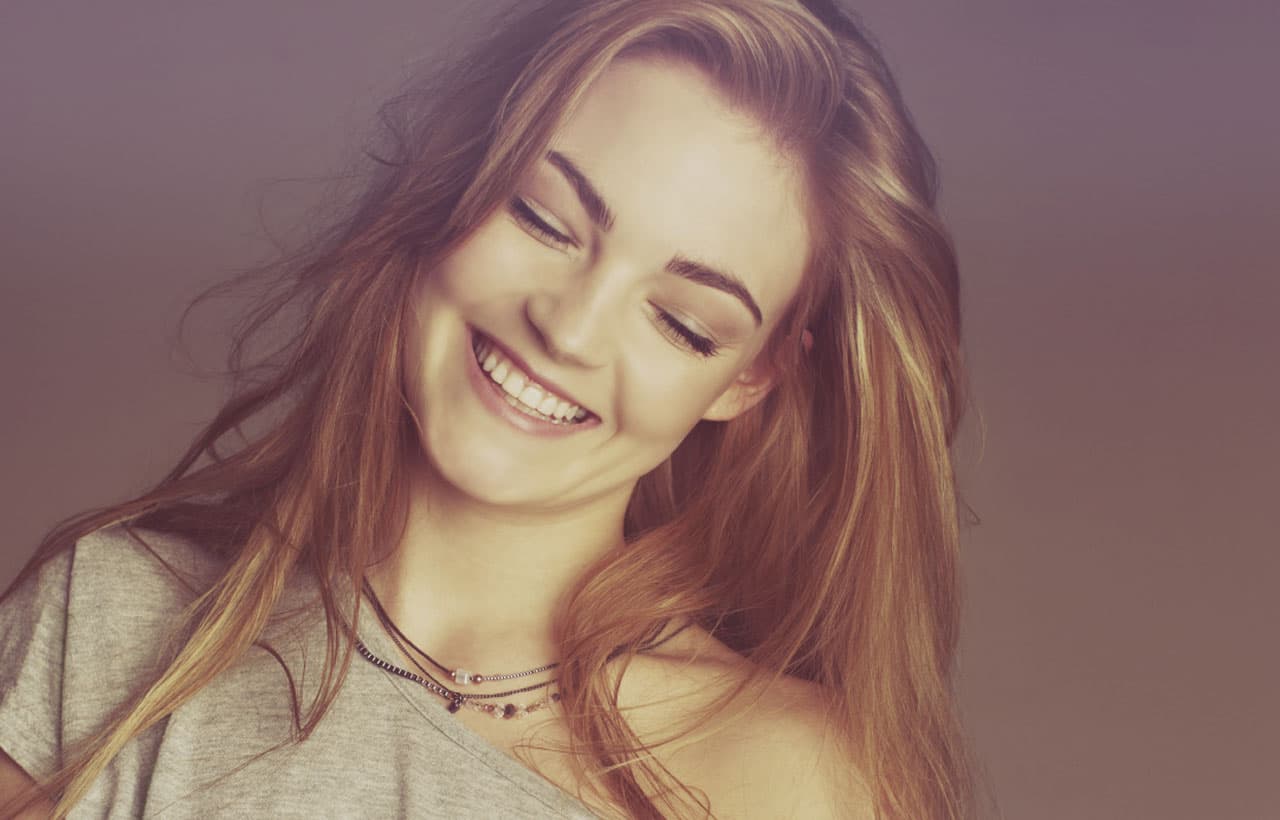 A una mujer Leo usualmente le cuesta llevarse bien con todas las personas por esa falta de modestia y excesiva confianza en sí mismas. Siempre andan esperando que las cosas se hagan a su manera, sin normalmente tomar en cuenta la opinión de los demás. La opinión o exigencias de otros las puede poner de muy mal humor. Es demasiado exigente, creativa y astuta.