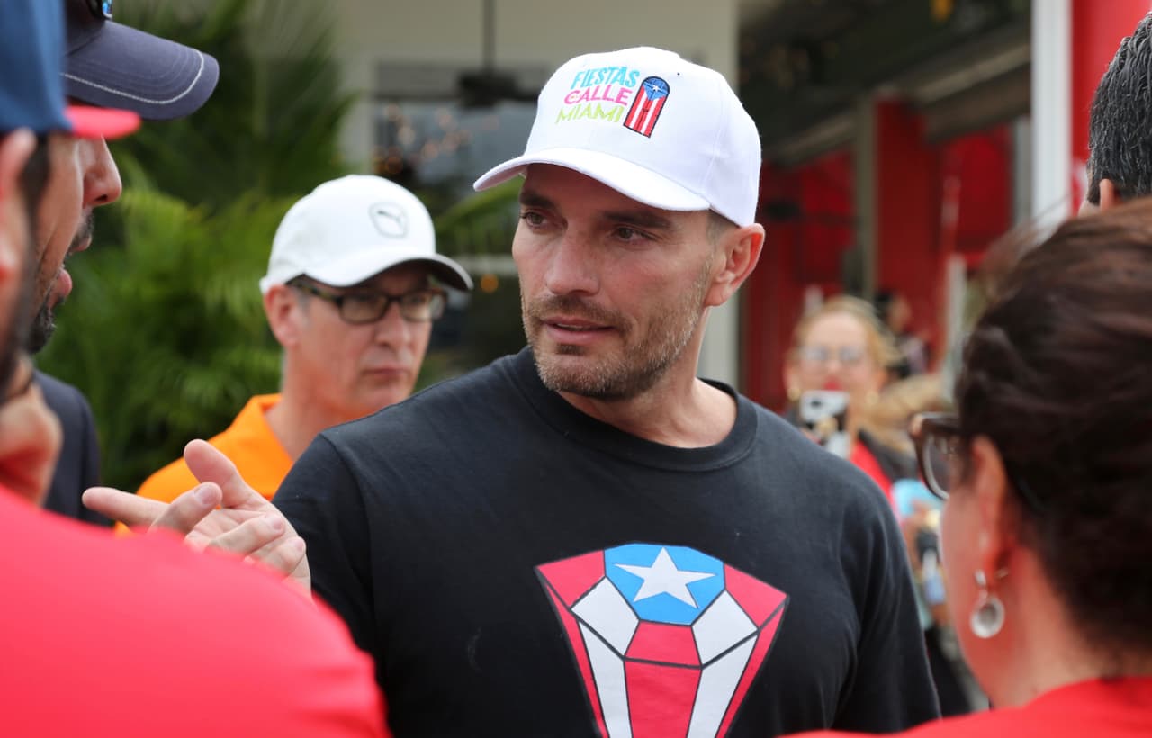 En la misma plática señaló que le pareció "increíble" que las autoridades se hayan prestado a tramitar el pasaporte, a pesar de no contar con su autorización.