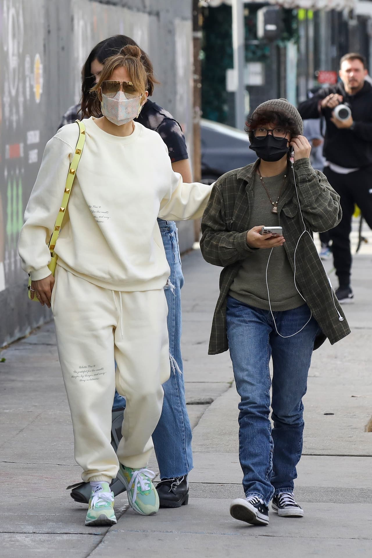 Cabe decir que el 'grunge' es un movimiento contracultural que surgió para manifestarse en contra de lo 'comercial' o 'mainstream'. Por ende, los looks se inspiran en un aire desaliñado y rebelde.