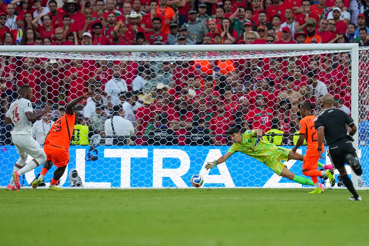 El portero de Marruecos, Yassine Bounou (1), realiza una atajada durante el partido de dieciseisavos de final de la Copa del Mundo entre los Países Bajos y Marruecos en Guadalupe, cerca de Monterrey, México, el lunes 29 de junio de 2026.