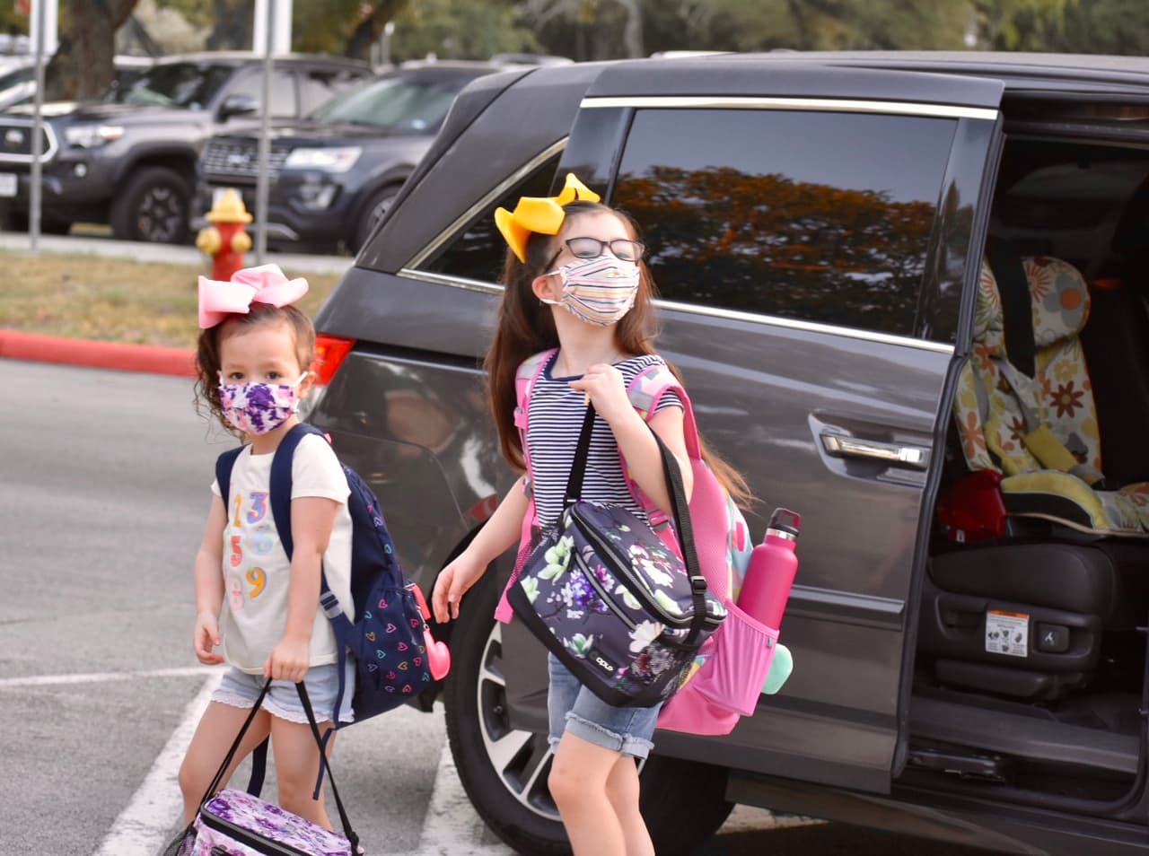 <b>Los autobuses escolares se limpiarán después de cada viaje, y todos en el autobús deben espaciar y usar una máscara. </b>En cuanto a cómo el distrito planea mantener a los estudiantes seguros en la cafetería o en los patios de recreo, las mesas se han espaciado y todavía se requiere distanciamiento físico cuando se juega. El equipo del patio de recreo también se desinfectará diariamente.