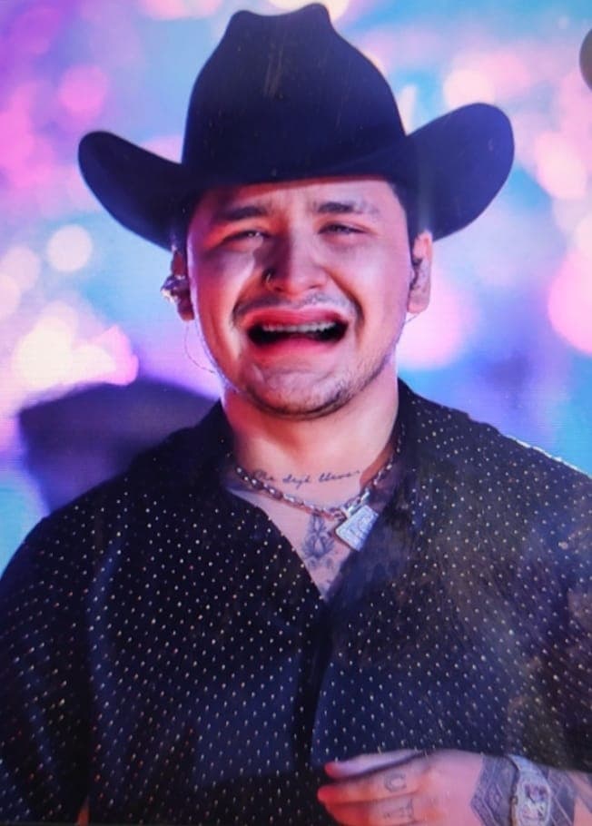 Aunque sus canciones son de desamor, vimos a Christian Nodal más triste de lo normal.