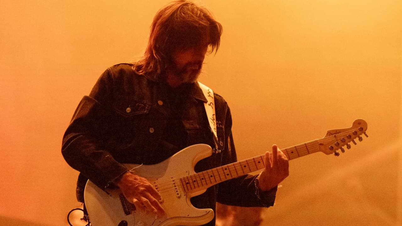 Al caer el sol, la música en español siguió estremeciendo a miles de fanáticos en el corazón de la ciudad de Austin. Desde Colombia, 
<b>uno de los artistas del género rock más importantes subió al escenario, se trató de Juanes</b>.