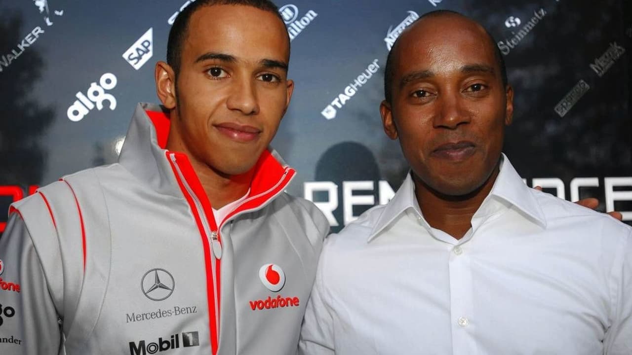 - El automovilismo es una de esas disciplinas donde se deben invertir grandes cantidades de dinero, pues los vehículos de competencia son muy costosos.
<br>- Anthony Hamilton logró las relaciones, los patrocinios y poniendo parte de lo necesario, apoyó a su hijo para llevarlo a la máxima categoría del automovilismo que es la Fórmula Uno, donde ha logrado destacar de tal forma que ya ganó seis campeonatos mundiales y tiene el potencial de empatar a Michael Schumacher y posiblemente, erigirse como el más ganador de títulos de todos los tiempos.