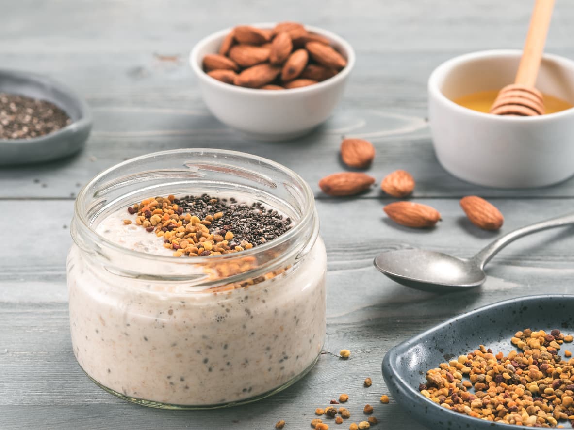 Puedes darle un toque especial a este desayuno añadiendo 2 ó 3 almendras, como en la fotografía.