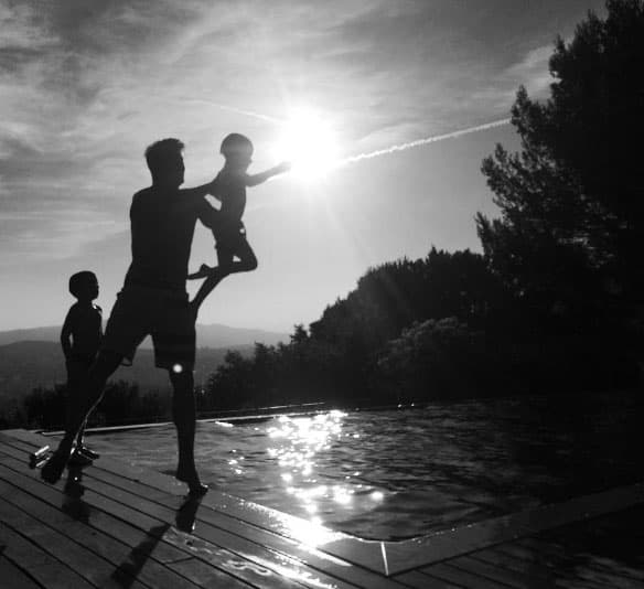Jwan compartió esta adorable imagen de Ricky jugando en la piscina con sus mellizos.