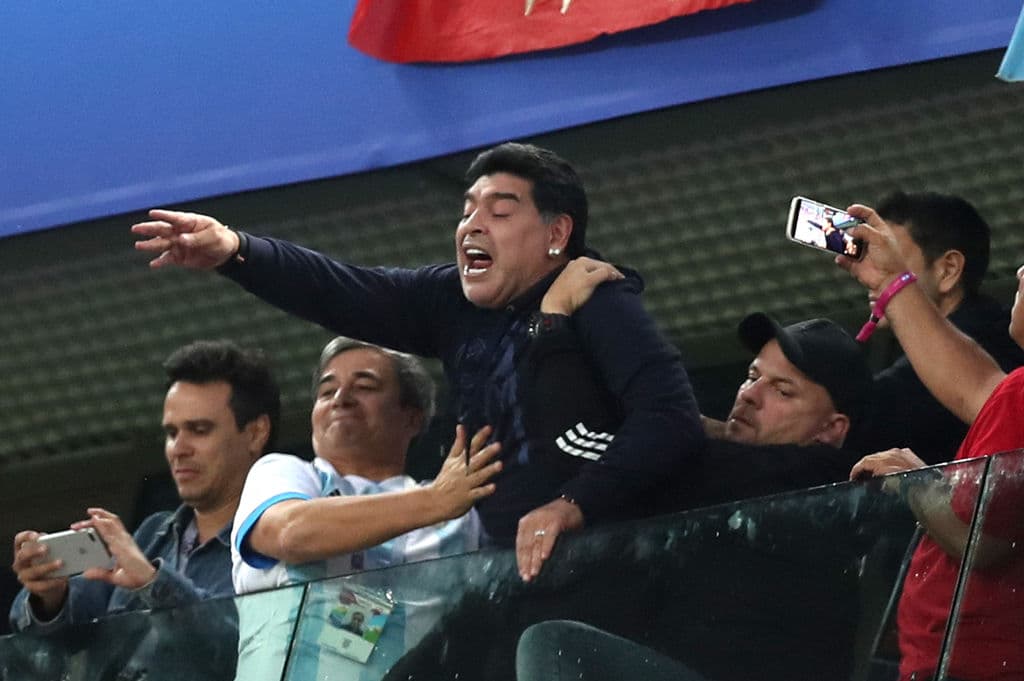Pero entre el empate y la jugada de revisión en el VAR que pudo ser otro penalti en contra de Argentina, Maradona reaccionaba de esta manera.
