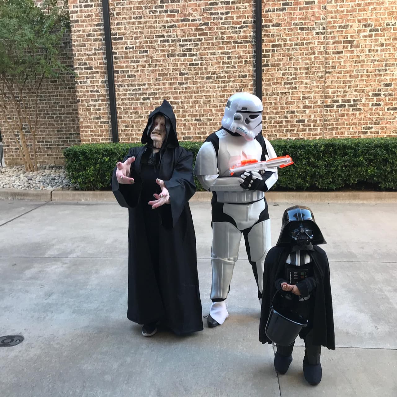 A pesar del frío los niños salieron a las calles a pedir los tradicionales dulces de Halloween.