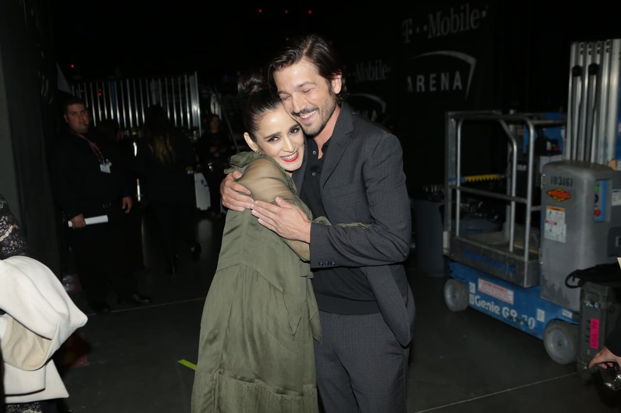 Amigos para siempre. Julieta Venegas y Diego Luna.