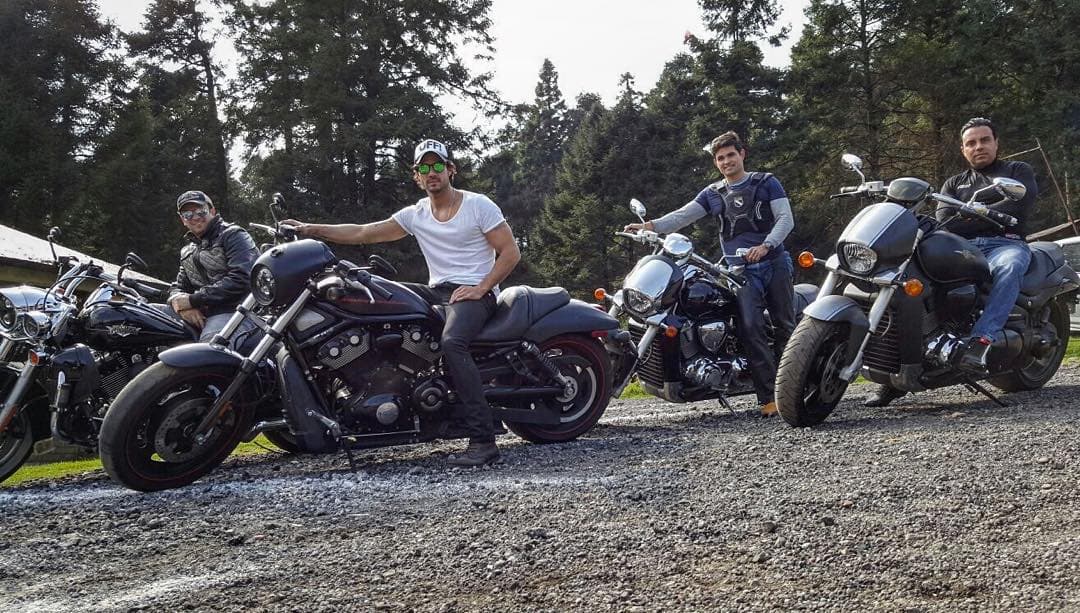 Las motocicletas y la música son su pasión, ¿se nota?