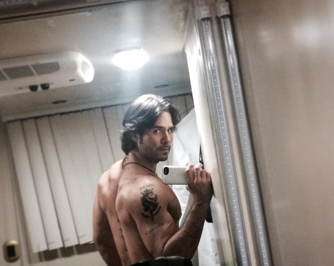 Este bombón no sólo ha participado en melodramas, su carisma lo ha llevado a actuar en teatro.