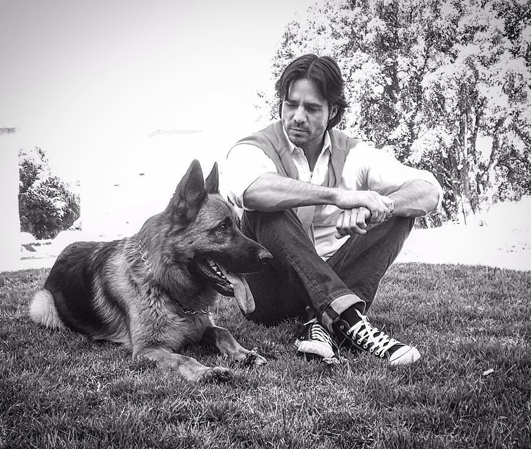 El actor confesó ser muy detallista en las relaciones amorosas, además de que le encantan las mujeres sinceras y románticas.