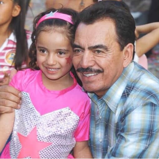 También quiere seguir el ejemplo de Joan Sebastian cuando sea famosa: "Él siempre tuvo su vida privada para él, siempre se guardó y me gusta eso, creo que sería como me gustaría llevarlo a cabo".