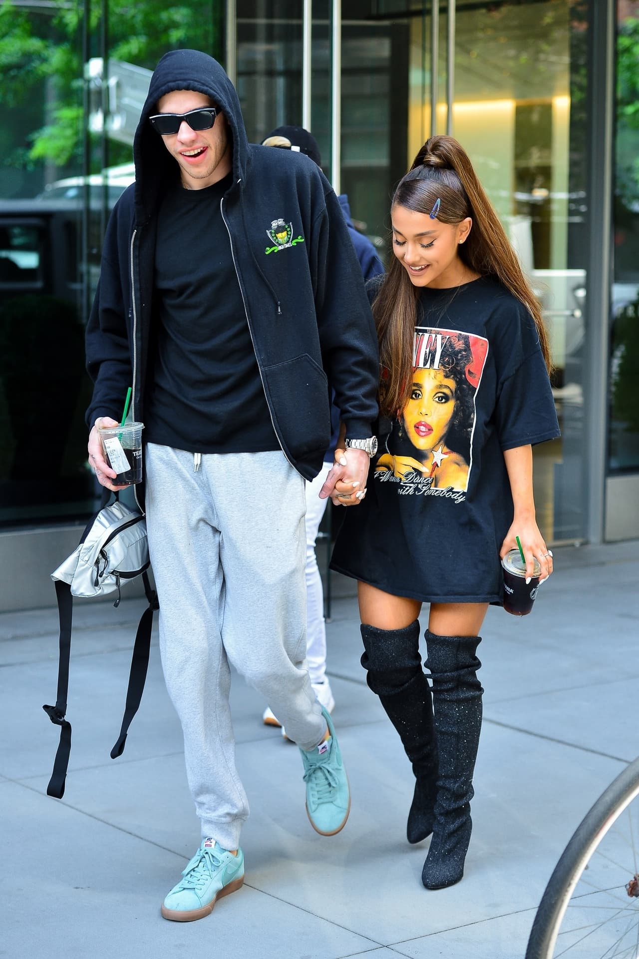 La cantante Ariana Grande arremetió en Twitter en contra de su ex, el comediante Pete Davidson, luego de que este hiciera una broma sobre su fugaz compromiso en un segmento del programa 'Saturday Nigth Live'.