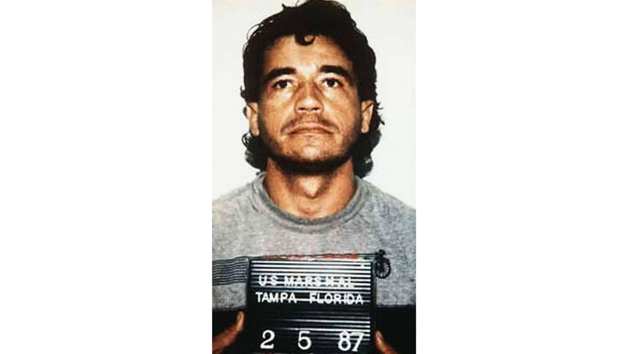 Foto oficial del fichaje de Carlos Lehder a su llegada a Tampa, Florida.