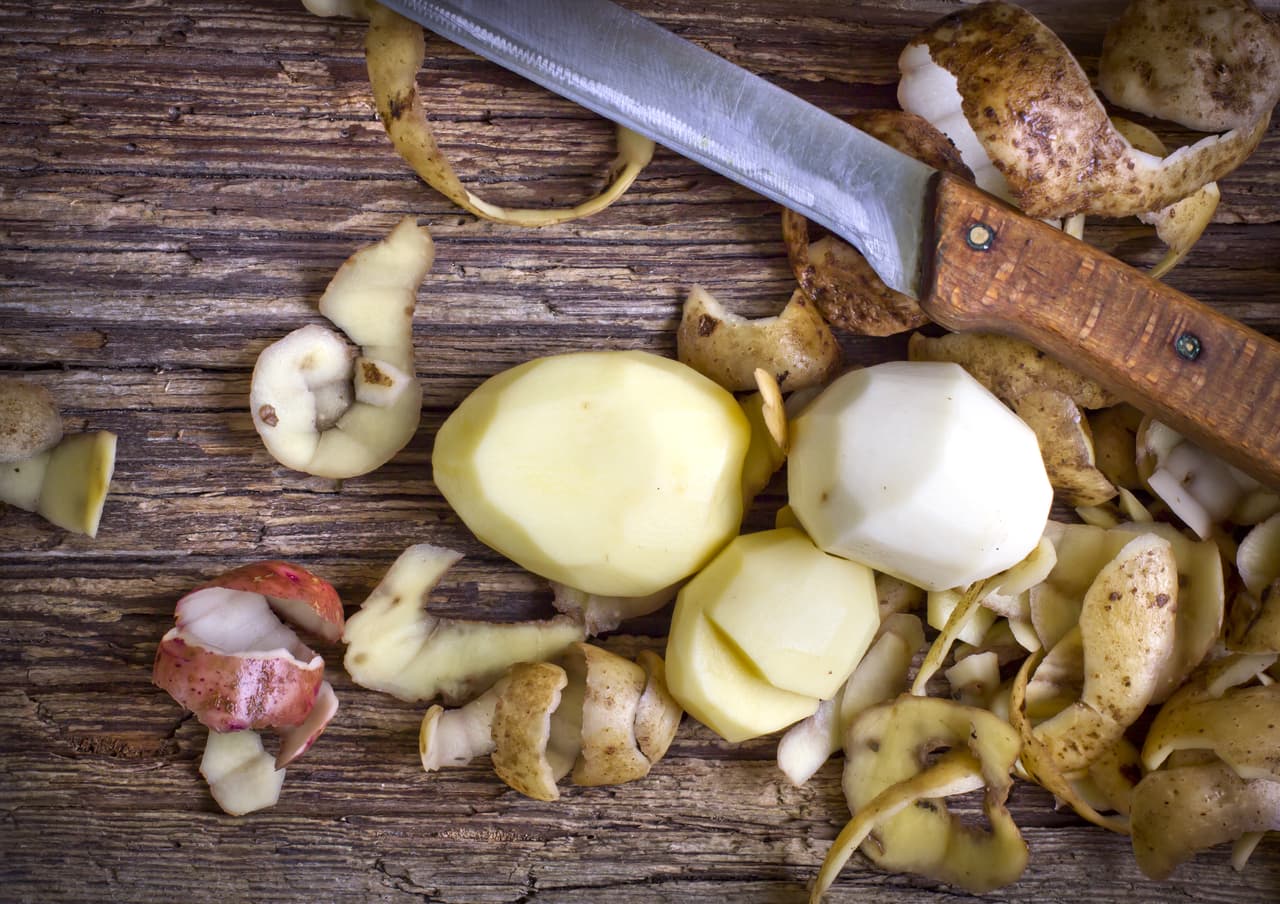 Preparación: Pela las papas y las zanahorias y córtalas en trozos pequeños. Colócalos en una cazuela con agua para hervir. Pon primero las papas y espera unos 10 minutos. Agrega las zanahorias y el diente de ajo.