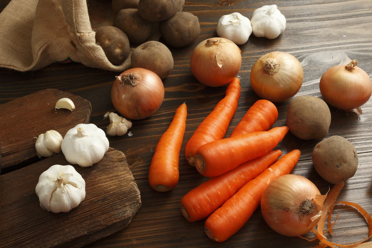 Ingredientes para el puré: Cuatro papas medianas orgánicas, cuatro zanahorias pequeñas orgánicas, un diente de ajo, dos cucharadas de mantequillas, una cucharada de mostaza dijon, aceite de oliva, sal y pimienta al gusto.