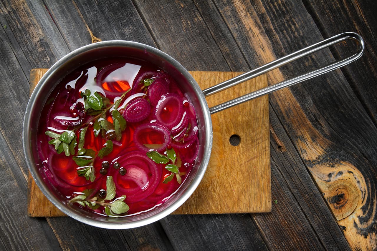 . Agrega sal y pimienta y el vino cereza y deja en fuego bajo. Cuando esté al punto, agrega la mantequilla.