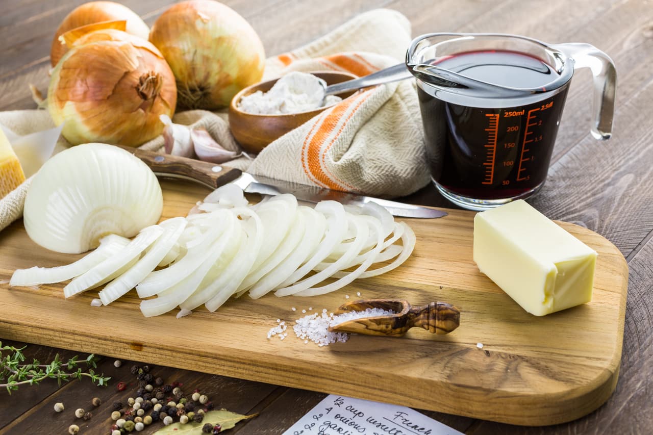 Ingredientes para la salsa de cebolla: Dos cebollas medianas, una cucharada de azúcar negra, una taza de vino de cereza, una cucharada de mantequilla, aceite de oliva extra virgen, sal y pimienta al gusto.