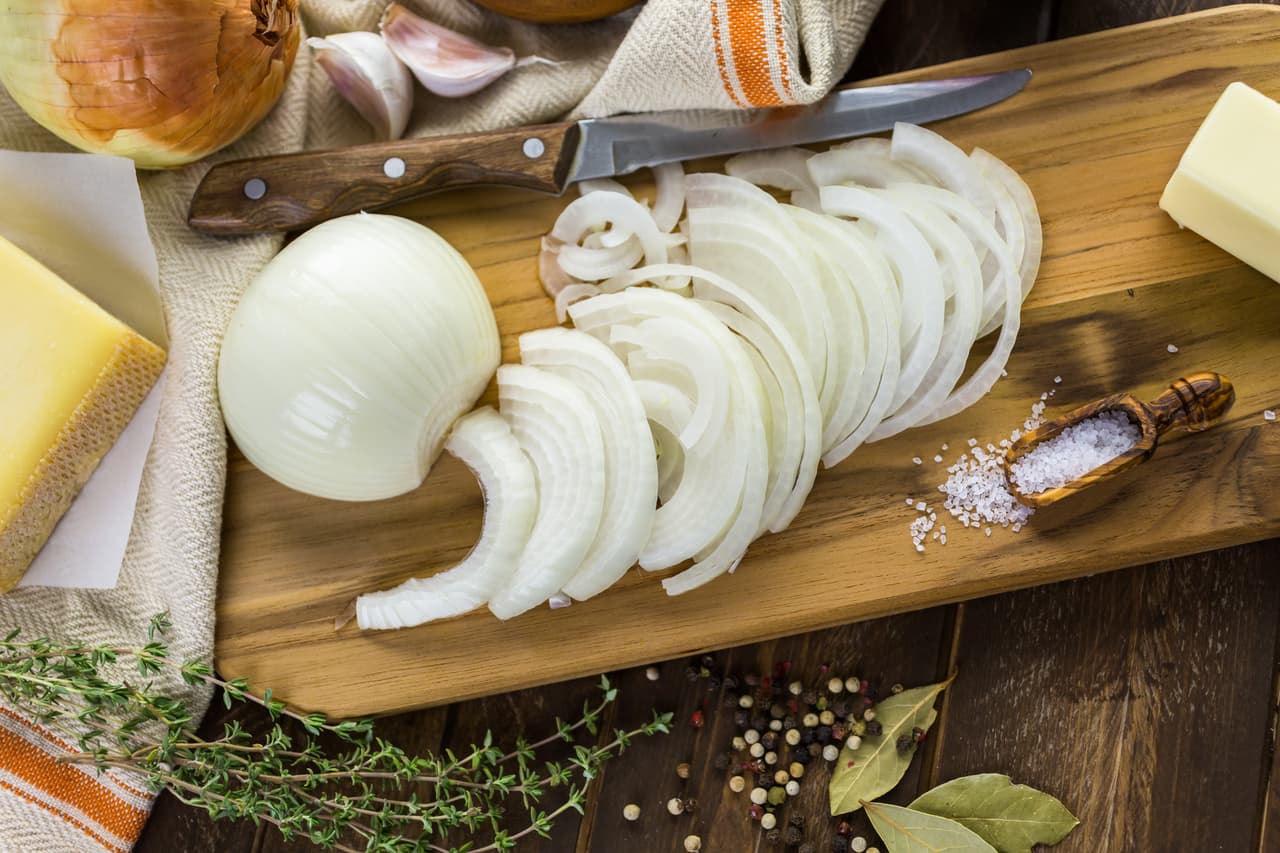 Preparación: Pela las cebollas y pícalas en rodajas finas. En una sartén caliente, agrega 2 cucharadas de aceite de oliva e inmediatamente las cebollas.