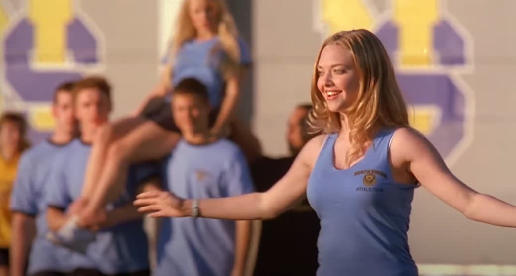 Amanda Seyfriend como Karen Smith en 'Mean Girls'