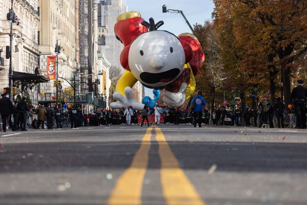 El globo de Wimpy Kid parece saludar de mano a los asistentes al desfile.