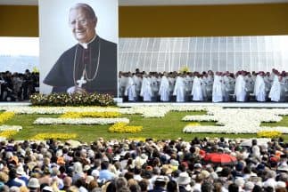 En una multitudinaria misa de campaña en Madrid, un enviado del Vaticano beatificó este sábado al obispo español Álvaro del Portillo.