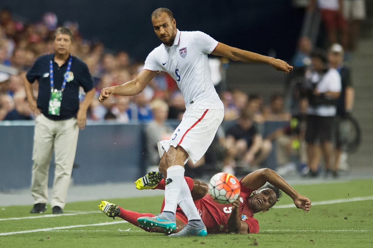 John Brooks. Posición: Defensa. Edad: 23 años. Club: Hertha Berlin (Bundesliga). Veces seleccionado: 19 .Descripción: Defensor fuerte que va por arriba, uno de los pilares en la parte baja de Estados Unidos, es peligroso en los tiros de esquina y pelota parada.