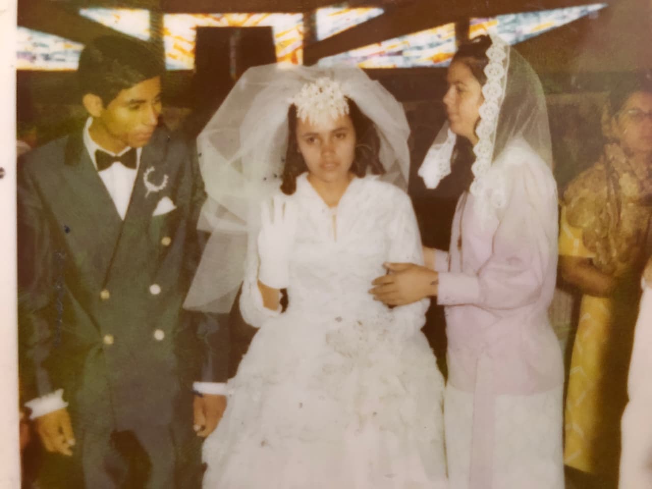 Sergio Meza, un expastor, y Martha Serna, quien también abandonó el culto, cuentan que ellos fueron casados a ciegas por el padre de Naasón, 
<b><a href="https://www.univision.com/noticias/criminalidad/metio-su-mano-por-el-cierre-de-mi-pantalon-las-denuncias-contra-el-anterior-lider-de-la-luz-del-mundo-que-nadie-escucho">Samuel Joaquín Flores, </a></b>entonces dirigente de la iglesia. Ese enlace matrimonial ocurrió en el templo de Guadalajara el 15 de agosto de 1970.