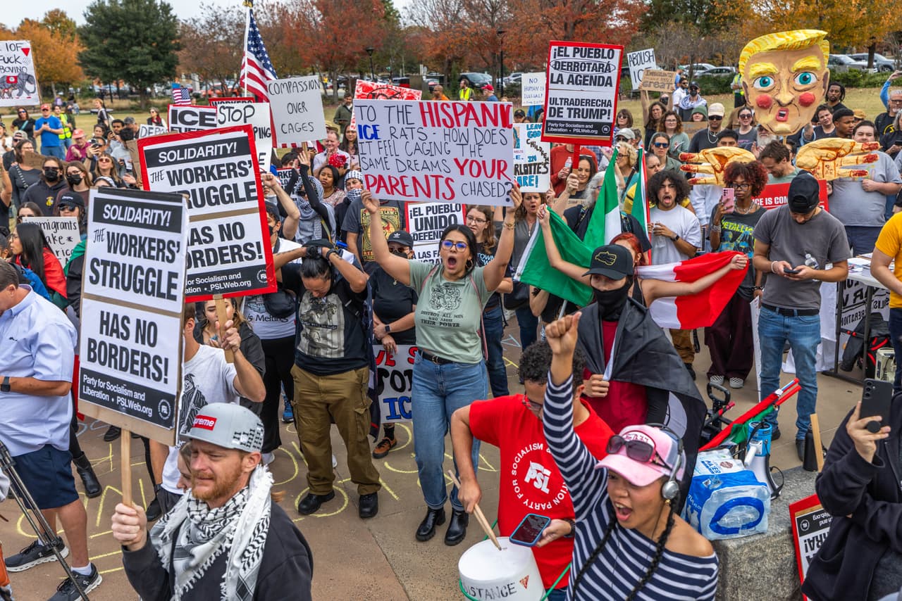 Manifestantes se reúnen en First Ward Park el 15 de noviembre para la protesta 
<b>"No a la Patrulla Fronteriza en Charlotte" </b>antes de marchar por el centro de la ciudad en Charlotte, Carolina del Norte.