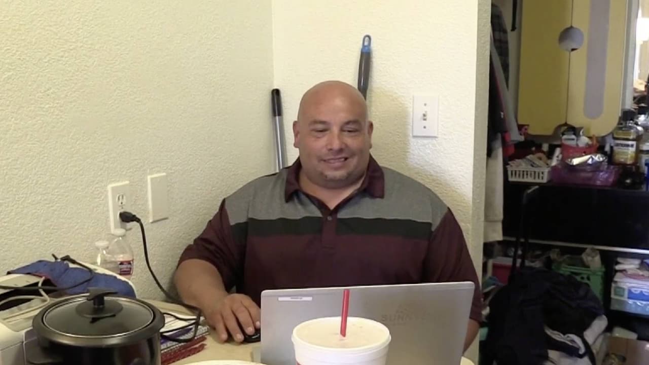 Maestro de Tucson da clases en línea desde un hotel porque fue desalojado de su casa