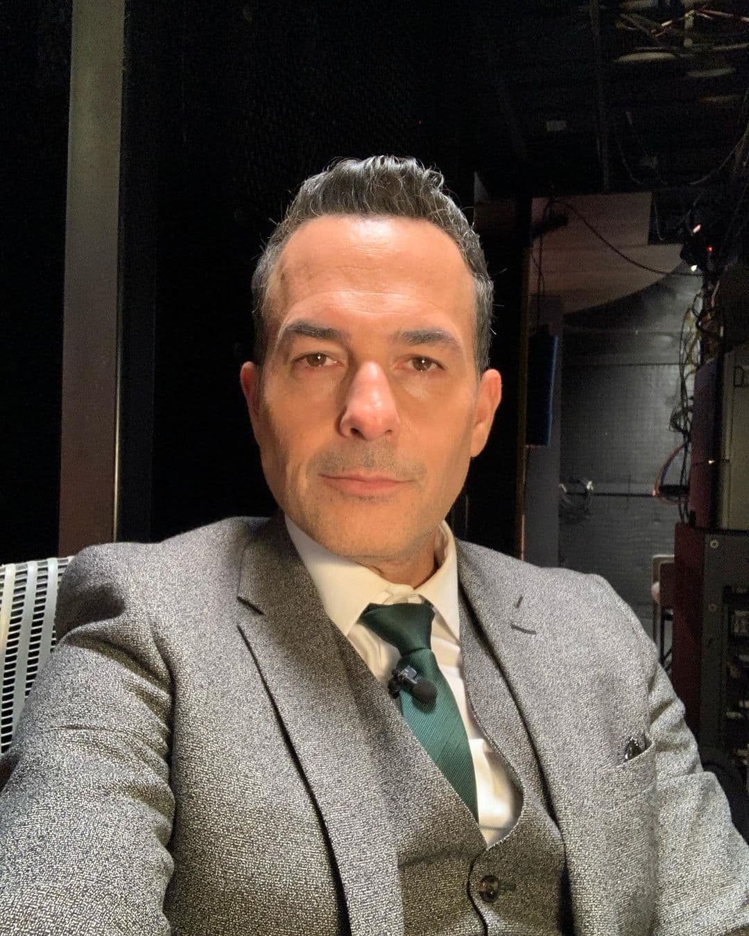 Detrás de cámaras, como Carlitos en esta foto, estamos preparando cada uno de nuestros programas para resolver tus dudas y acercarte un poquito más a hacer realidad las metas que trazaste para este año nuevo.