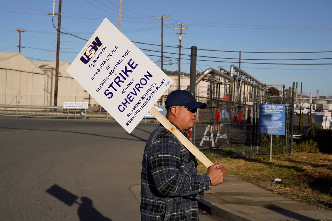 La huelga se produjo después de que los
<b>trabajadores rechazaron la oferta de contrato más reciente de Chevron</b> y la empresa se negara a volver a la mesa de negociaciones.
<br>